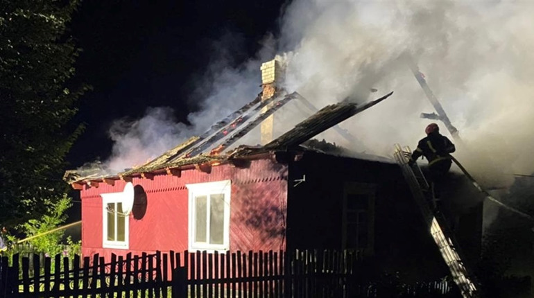 Залишились без даху: в селі Сарненського району горів будинок