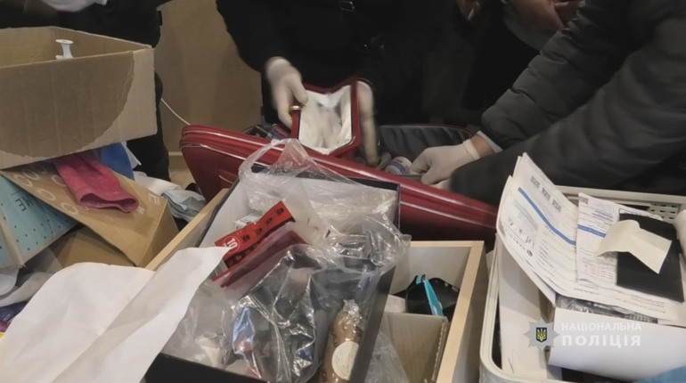 Черкаські правоохоронці викрили злочинну групу, яка виготовляла та збувала наркотики