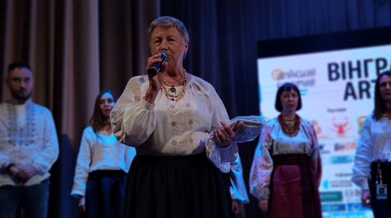 Втілює ідею бачення поетом України: на арт-фестивалі презентували вишиванку Вінграновський