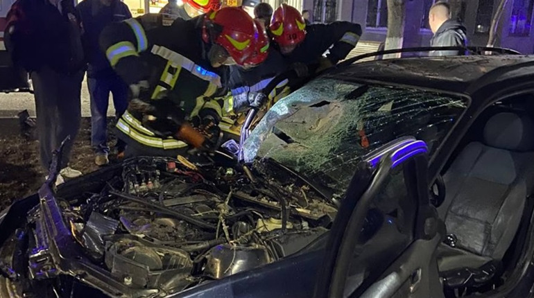 У Жовтих Водах BMW вилетів з дороги та врізався в опору: є постраждалі