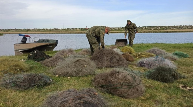 На Херсонщині працівники водної поліції виявили 2 кілометри браконьєрських сіток