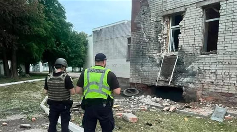 Масована атака дронів на Чернігів: двоє постраждалих, пошкоджені будинки та школа