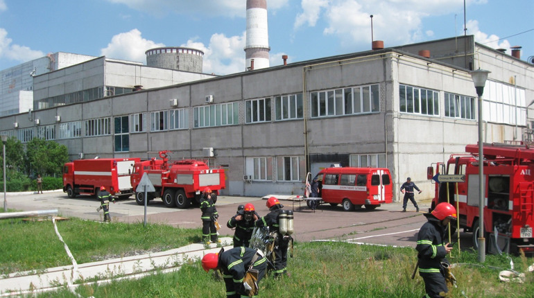 У Вараші рятувальники Ріненської АЕС вчилися гасити палаючу трансформаторну оливу