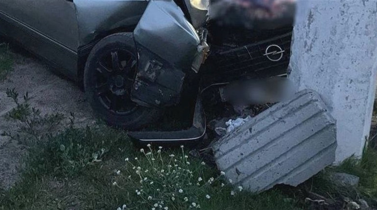 Нічне ДТП у Ніжині: водій врізався в електроопору