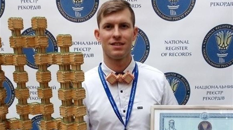 Вчитель історії за освітою, майстер сірникових виробів за покликанням