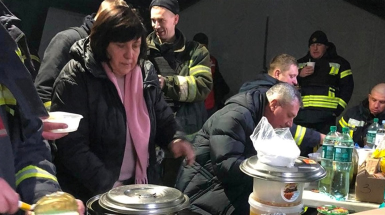 Як волонтери допомагали шосткинцям, що постраждали від ракетного удару