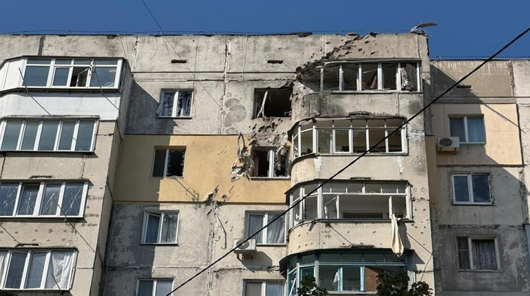 На Херсонщині армія рф завдала ударів по житлових кварталах: пошкоджені будинки та автівки