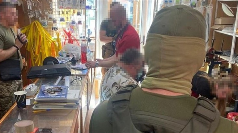 В Одесі військовий чиновник вимагав хабарі за ремонт казарм для мобілізованих. Його затримала СБУ