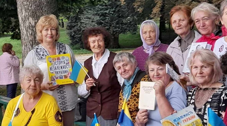 Зібралися у тіні дерев. Для людей старшого віку в Глухові провели лекцію до Дня Незалежності України