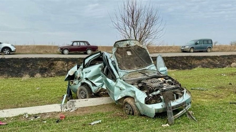 На Одещині п’яний водій на швидкості врізався у стовп: його пасажирка в комі