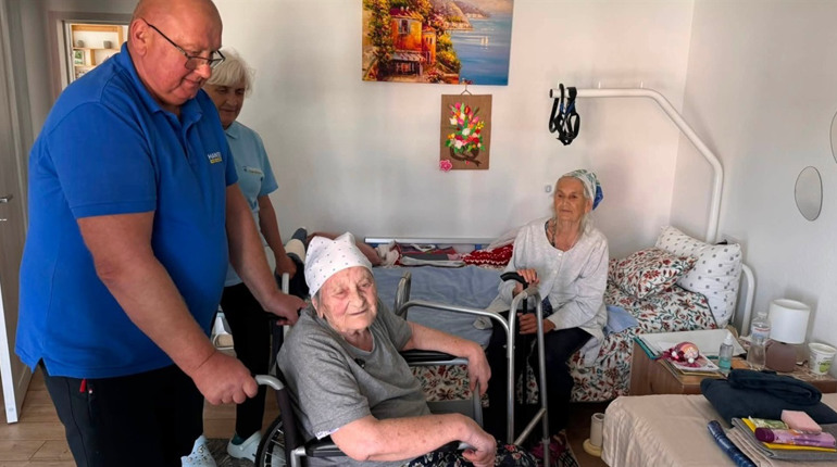 Двох старших жінок евакуювали із зони бойових дій на Херсонщині: де вони житимуть
