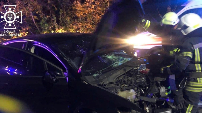 Аварія біля Модрич: рятувальники звільняли людей з авто, повідомляють про загиблу дівчину