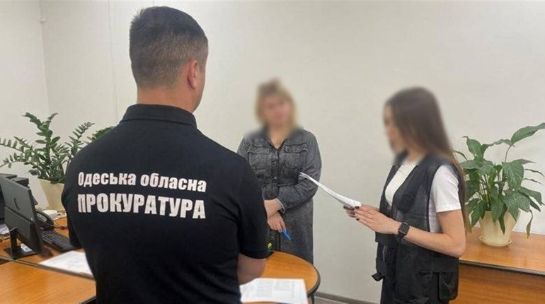 За 5 тис доларів обіцяла вплинути на вирішення питання: підозрюють посадовицю податкової Одещини