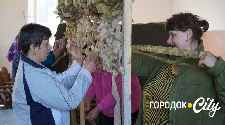 П'ятнадцять маскувальних сіток за три місяці. Як мешканки села Жищинці підтримують ЗСУ