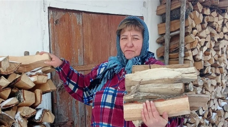 Як соцпрацівники терцентру Звягеля допомагають підопічним в умовах морозу і відключень світла