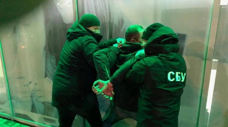 У Калинівці працівники СБУ викрили на хабарі працівницю міграційної служби