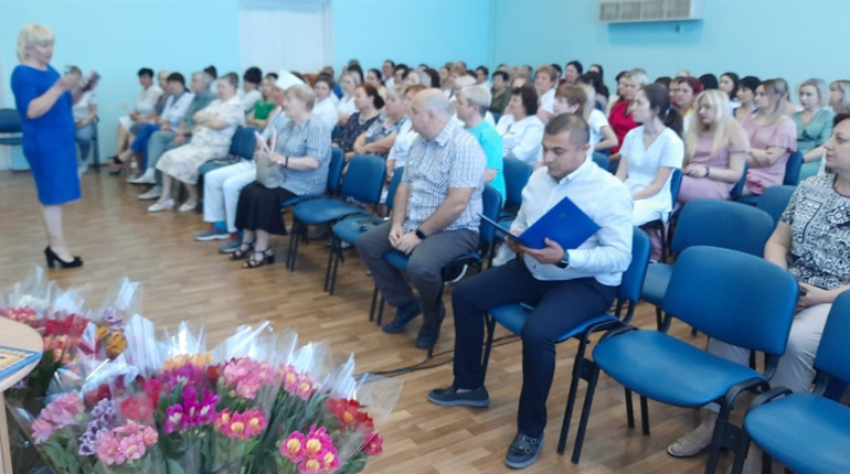 В Южноукраїнську медики отримали Грамоти, привітання, квіти, гроші та поцілунки (ФОТО)
