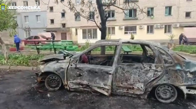 На Херсонщині російські окупанти поцілили у житлові будинки та навчальний заклад