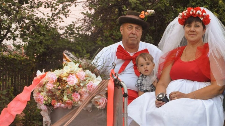 Кури, мухи, катання батьків та ще купа смішних весільних звичаїв Біляївки. Пригадаймо?