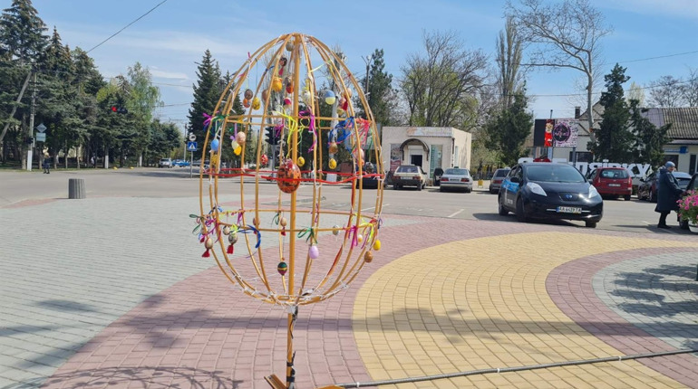 Великодній декор: у Біляївці з'явилася фотозона: чий це подарунок містянам до свята