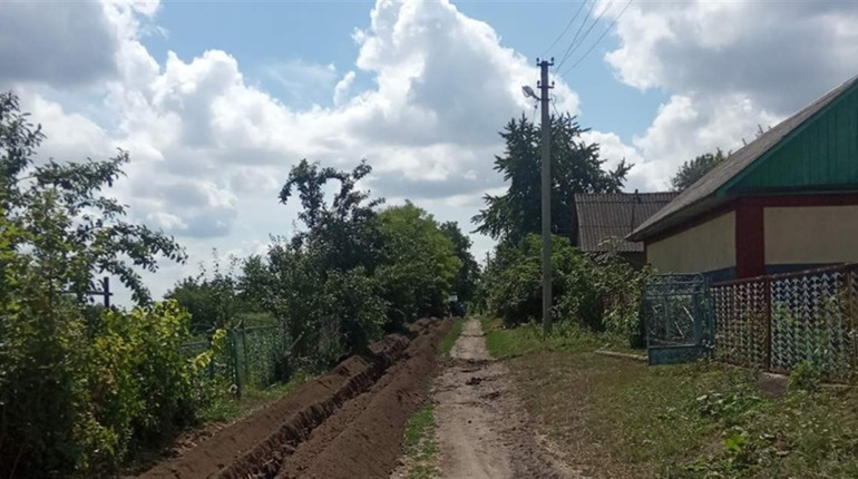 У Слобідці Кузьминській тепер буде централізоване водопостачання. Там прокладають водогін