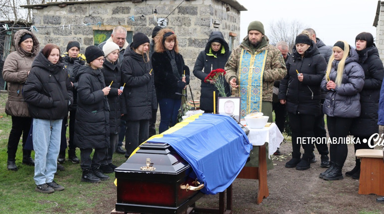 На щиті: у Петрівці в останній шлях провели Героя України Ханейчука Владислава (ВІДЕО)