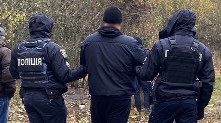 На Чернігівщині затримали чоловіка, який закопав зброю та наркотики: подробиці справи