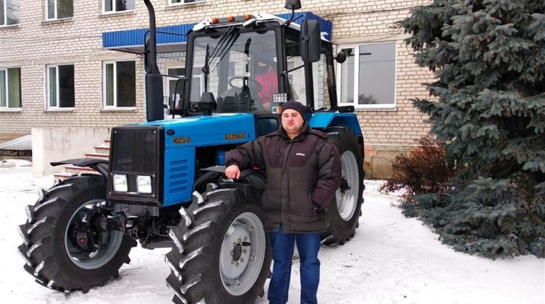 Сватівський професійний аграрний ліцей отримав новий трактор: для чого він навчальному закладу 