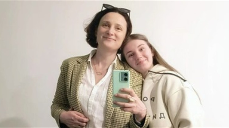 Письменниця з Києва взяла під опіку 17-річну дівчину-сироту з Нової Каховки