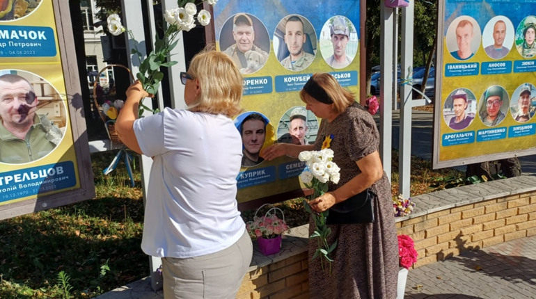 У Глухові в День памʼяті загиблих захисників вшанували полеглих Героїв громади