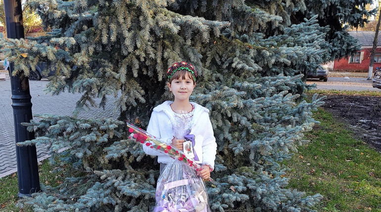 Знак народної пошани отримала 9-річна волонтерка з Дмитрівки Марія Рябошапка