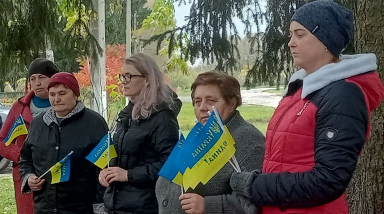 Жителі Землянки Березівської громади вийшли на акцію вшанування полеглих хвилиною мовчання