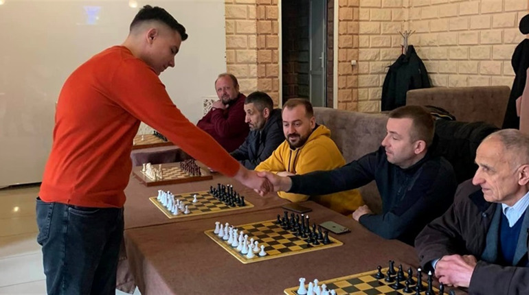 Юний гросмейстер з Чорткова провів благодійний сеанс гри в шахи на 12-ти дошках, отримавши перемогу