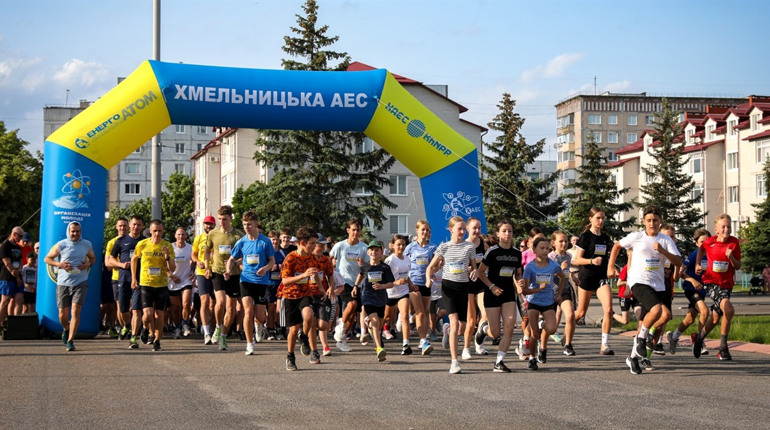 Понад 400 км на підтримку Енергодара подолали учасники Забігу єдності в Нетішині