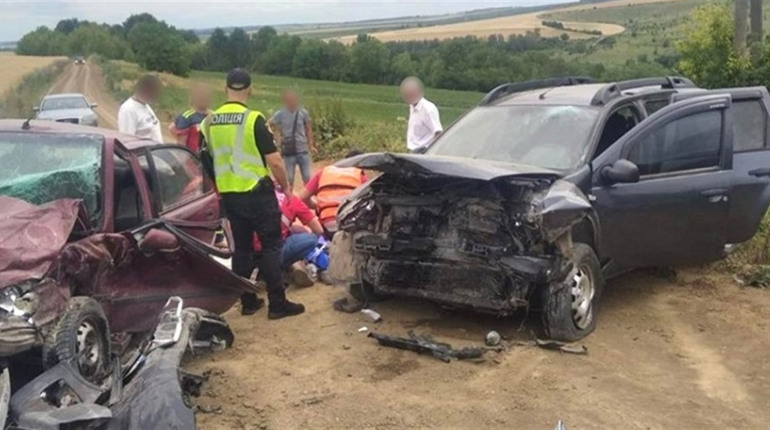 Два автомобілі зіткнулись під Великим Карабчиєвом: водії травмовані