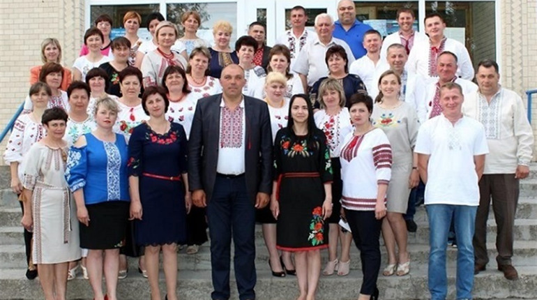 У вишиванці на роботу, в школу, садочок – калинівчан закликають одягнути національні сорочки