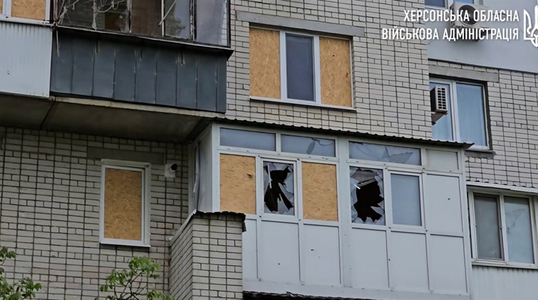 Через ворожі обстріли на Херсонщині пошкоджені житлові будинки, адмінбудівля та автівка