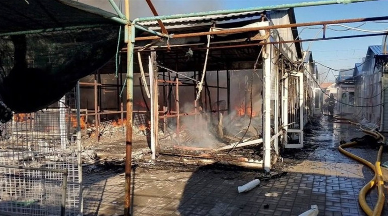 В окупованому Генічеську сталася пожежа на центральному ринку: 6 постраждалих (відео)