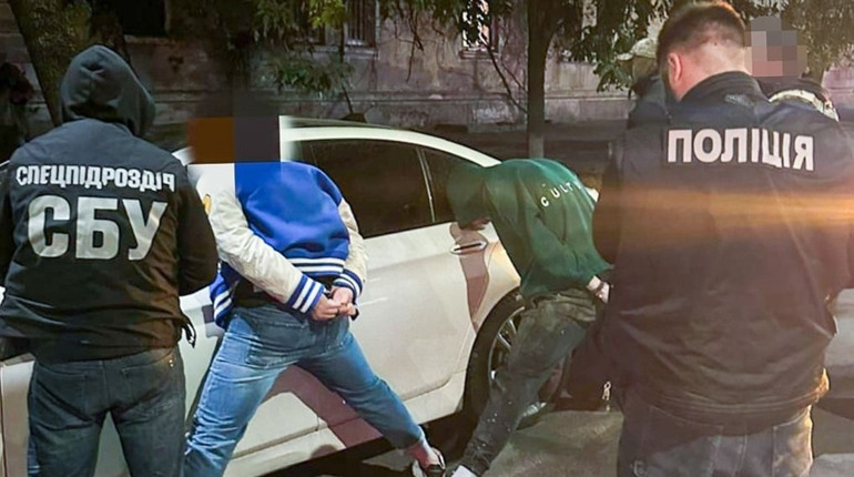 Затримали: банда з Одеси тримала своїх жертв у клітці та вимагала гроші у підприємців