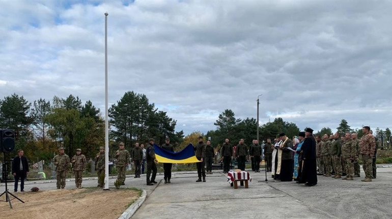 У Вараші помолились над могилами загиблих героїв та підняли прапор