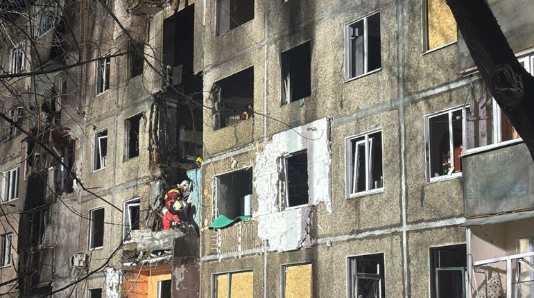 Удар по житловому будинку в Чернігові: загинула жінка, серед поранених — діти