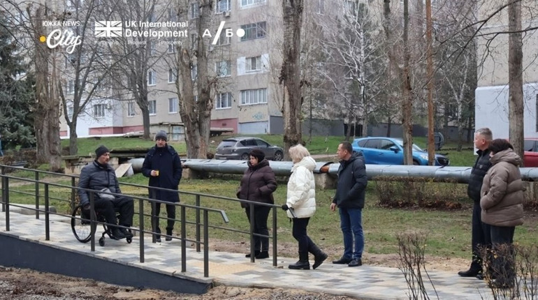 Від «смуги перешкод» до доступного простору: як змінилася територія на Квітковому, 4. Відео