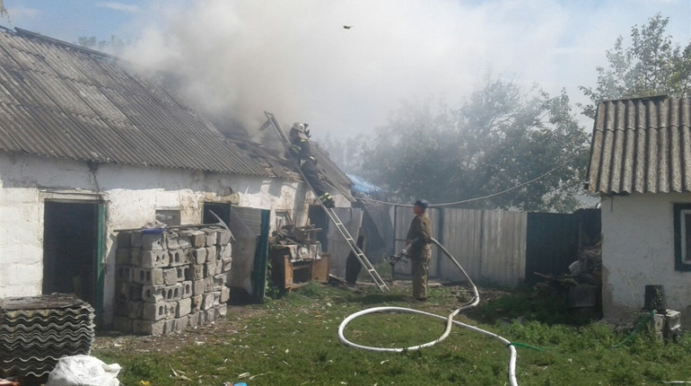 У Нижній Дуванці на Покровській загорівся дах на господарчій будівлі