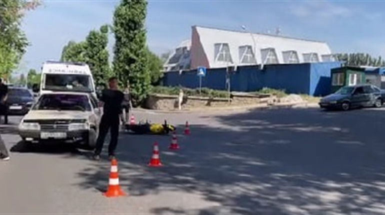 ДТП у Южноукраїнську: зіткнення автомобіля та мотоцикла на вулиці Європейській