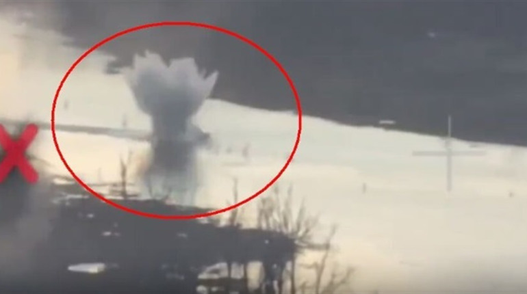 Не треба шастати: снаряд ЗСУ накрив човен окупантів у Херсонській області (відео)