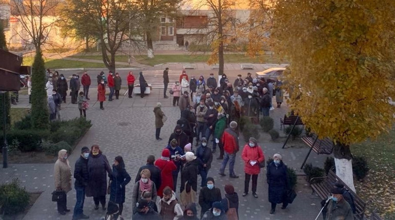 У суботу та неділю, 6 і 7 листопада, усіх охочих вакцинуватимуть від COVID-19 у приміщенні первинки