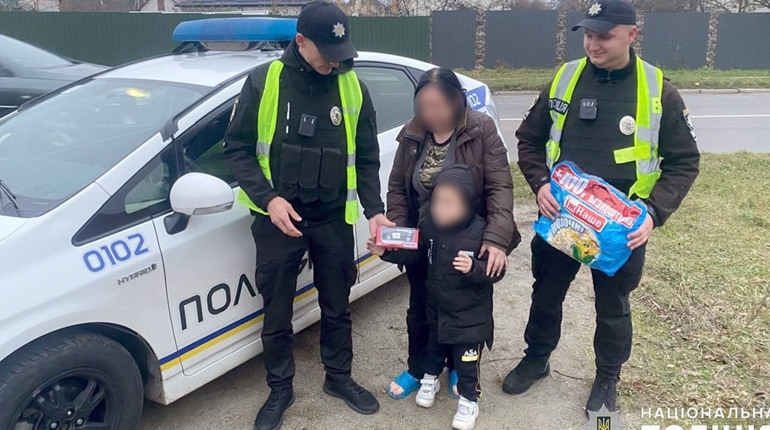 Був за кілометр від дому: у Нетішині поліцейські повернули додому зниклого 6-річного хлопчика