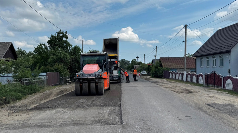 «Їхати швидше 10 км/год взагалі неможливо»: на Дубровиччині відновлюють 800 метрів дороги