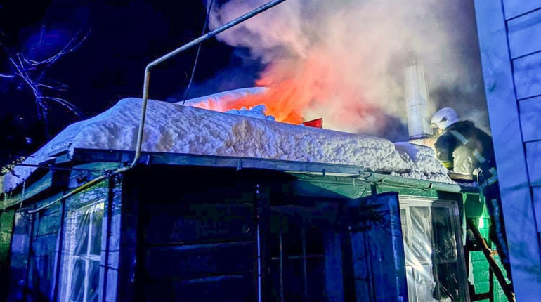 У Шостці на Сумській рятувальники гасили пожежу в літній кухні