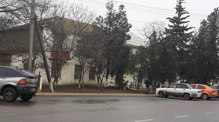 Біляївські комунальники демонтували паркан біля будівлі Пенсійного фонду: що там планують зробити